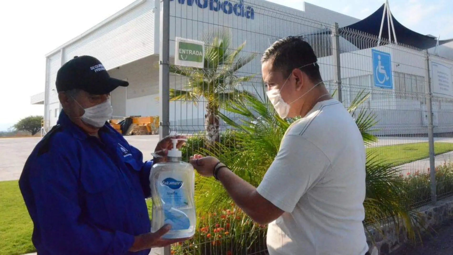 Empresas se esfuerzan por cumplir con medidas de seguridad sanitaria.  Foto Luis Lu_vanos  El Sol de San Juan del R_o.